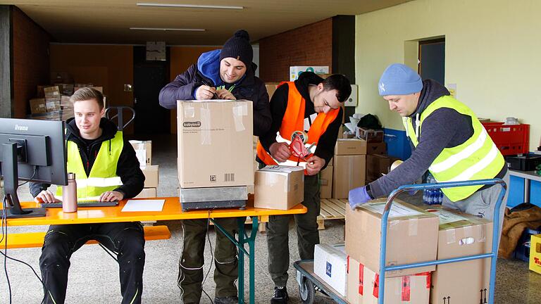 Die Spenden wurden sortiert, verpackt, gewogen und auf Paletten gestapelt. Im Bild (von links) Sven Krauß, Marc Köhler, Noah Kaiser und der Initiator Alex Lieb.