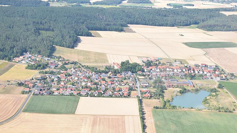 Unser erstes Suchbild wurde zentral im Landkreis aufgenommen. Bis zum Ende der Ferien gibt es jeden Dienstag und Freitag eine Folge unserer Sommerserie 'Rhön-Grabfeld aus der Luft'.