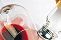 Salz auf Rotwein, wirkt das? Nein, meint Haushaltsexperte Bernd Glassl. Er rät, den Fleck mit Wasser zu verdünnen.