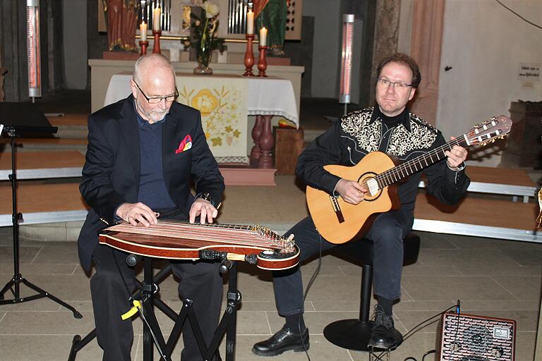 Gerhard Kirchner an der Zither und Stephan Tengler an der Gitarre erfreuten mit internationalen Volksweisen.