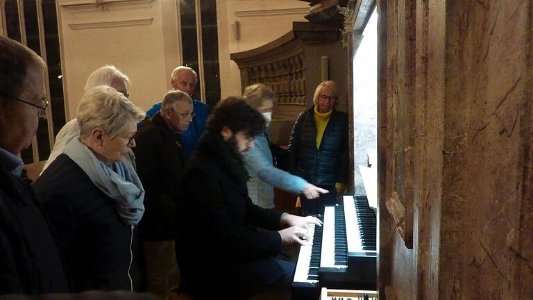 Hendrik Weingärtner an der neuen Orgel. Hendrik Weingärtner an der neuen Orgel.
