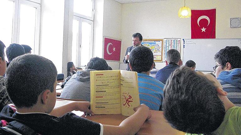 Nicht so einfach: Schüler lesen in der Koranschule der Yavuz Sultan Selim Moschee in Mannheim in einem Sprachbuch. Auf dem Lehrplan stehen islamische, türkische und deutsche Kultur sowie das Lesen und auswendige Aufsagen von Koranversen. Diese dürfen nur auf Arabisch rezitiert werden. Die meisten der Kinder haben türkische Eltern und deshalb Probleme mit der komplizierten Aussprache. Nicht so einfach: Schüler lesen in der Koranschule der Yavuz Sultan Selim Moschee in Mannheim in einem Sprachbuch. Auf dem Lehrplan stehen islamische, türkische und deutsche Kultur sowie das Lesen und auswendige Aufsagen von Koranversen. Diese dürfen nur auf Arabisch rezitiert werden. Die meisten der Kinder haben türkische Eltern und deshalb Probleme mit der komplizierten Aussprache.