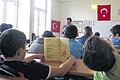 Nicht so einfach: Schüler lesen in der Koranschule der Yavuz Sultan Selim Moschee in Mannheim in einem Sprachbuch. Auf dem Lehrplan stehen islamische, türkische und deutsche Kultur sowie das Lesen und auswendige Aufsagen von Koranversen. Diese dürfen nur auf Arabisch rezitiert werden. Die meisten der Kinder haben türkische Eltern und deshalb Probleme mit der komplizierten Aussprache.