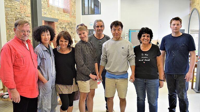 Gruppenbild mit dem technischen Leiter Armin Rieger (links): die Symposiumsteilnehmer Megumi Naitoh aus Japan (von links), Maria Bosch (Spanien), Eva Pelechová (Tschechien), Joachim Lamprecht (Deutschland), Ray Chen (Taiwan), Simcha Even-chen (Israel) und Martin Harman (Großbritannien). Es fehlt Monika Patuszynska aus Polen. Gruppenbild mit dem technischen Leiter Armin Rieger (links): die Symposiumsteilnehmer Megumi Naitoh aus Japan (von links), Maria Bosch (Spanien), Eva Pelechová (Tschechien), Joachim Lamprecht (Deutschland), Ray Chen (Taiwan), Simcha Even-chen (Israel) und Martin Harman (Großbritannien). Es fehlt Monika Patuszynska aus Polen.