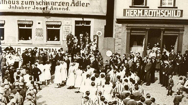 NS-Kundgebung auf dem Oberen Lohrer Marktplatz 1934: rechts das Rothschildhaus, das Geschäft des jüdischen Kaufmanns Hermann Rothschild. Repro: Udo Kleinfelder