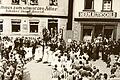 NS-Kundgebung auf dem Oberen Lohrer Marktplatz 1934: rechts das Rothschildhaus, das Geschäft des jüdischen Kaufmanns Hermann Rothschild. Repro: Udo Kleinfelder