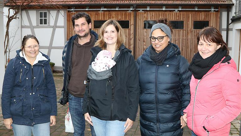 Eine ungewöhnliche Freundschaft verbindet Jonas und Marina Sebastian (Mitte, mit Tochter Elli vor der Brust) mit Marita Kuhn, Claudia Schäfer und Sonja Huth (von links) aus Triefenstein. Eine ungewöhnliche Freundschaft verbindet Jonas und Marina Sebastian (Mitte, mit Tochter Elli vor der Brust) mit Marita Kuhn, Claudia Schäfer und Sonja Huth (von links) aus Triefenstein.