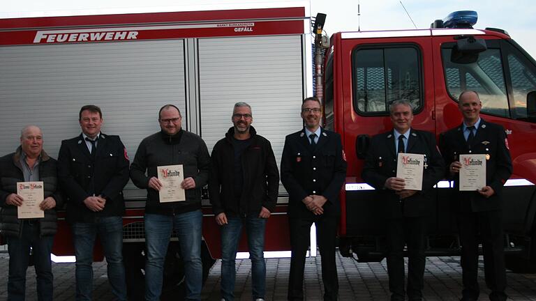 Hartwig Müller (von links), Frank Rüttiger, Stefan Müller, Sebastian Endres, Torsten Endres, Willibald Bühner und Marko Wehner wurden für langjährige Vereinsmitgliedschaft geehrt.       -  Hartwig Müller (von links), Frank Rüttiger, Stefan Müller, Sebastian Endres, Torsten Endres, Willibald Bühner und Marko Wehner wurden für langjährige Vereinsmitgliedschaft geehrt.