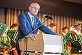 Er hält den Landkreis Haßberge in seiner heutigen Form und 50 Jahre nach seiner Gründung für genau richtig: Landrat Wilhelm Schneider. Im Hintergrund der Fanfaren- und Spielmannszug Hofheim.