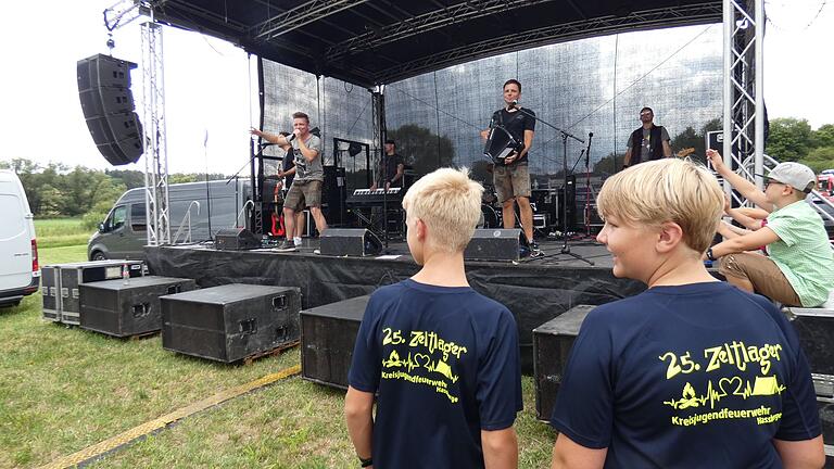 Exklusiv für die Jugendfeuerwehr im Landkreis Haßberge gaben die Dorfrocker ihr letztes Heldentour-Konzert.