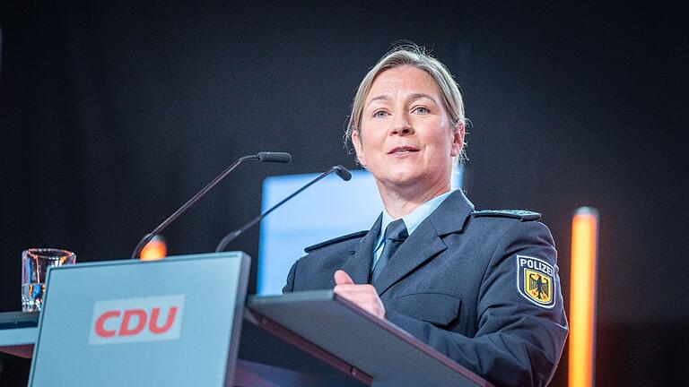 Claudia Pechstein.jpeg       -  Claudia Pechstein, Olympiasiegerin im Eissschnelllauf, spricht in ihrer Uniform als Bundespolizistin beim CDU-Grundsatzkonvent. Kritik an ihrem Auftritt weist sie zurück.