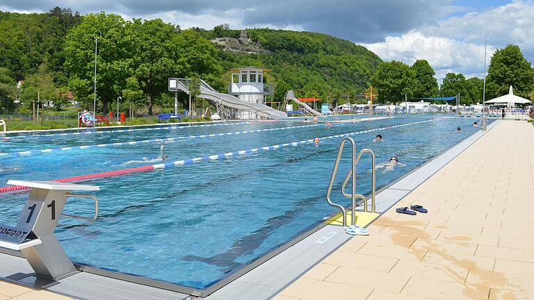 Es ist zu wenig los im Freibad Karlstadt – und die Wassergebühren sind seit längerer Zeit zu niedrig. (Archivfoto)