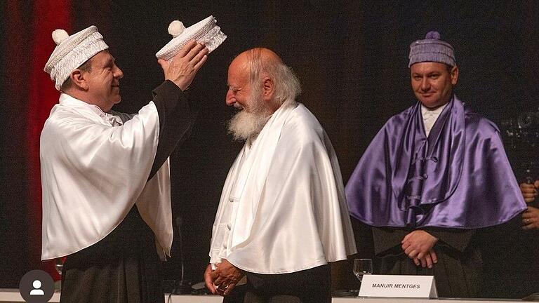 Benediktinerpater Anselm Grün (rechts) von der Abtei Münsterschwarzach erhält im brasilianischen Rio Grande do Sul die Ehrendoktorwürde durch Evilázio Francisco Borges Teixeira, Rektor der Universität.