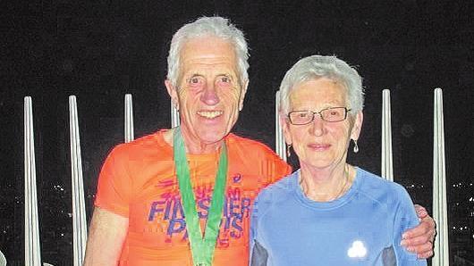 Goldene Hochzeit: Nach dem Paris-Marathon auf dem Arc de Triomphe: Lothar und Helga Wolz am 5. April 2015.Foto: Chlebus