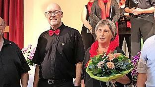 Das Bild zeigt (von links): Wolfgang Sittler (Vorsitzender des Sängerkreises Schweinfurt), Georg Schmitt (Ehrung für 25 Jahre als 1. Vorsitzender des Folklorechores), Jutta Krug (Sängerin und Gründungsmitglied, die für 50 Jahre Singen im Chor geeh...       -  Das Bild zeigt (von links): Wolfgang Sittler (Vorsitzender des Sängerkreises Schweinfurt), Georg Schmitt (Ehrung für 25 Jahre als 1. Vorsitzender des Folklorechores), Jutta Krug (Sängerin und Gründungsmitglied, die für 50 Jahre Singen im Chor geehrt wurde) und Elmar Brehm (stellvertretender Vorsitzender der Sängergruppe Bad Kissingen).