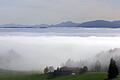 Sonne in den Bergen und Nebel im Tal       -  Die neue Realverfilmung von &bdquo;Heidi&rdquo; spielt in den Alpen. (Symbolbild)