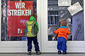 Kita-Streiks in Sachsen werden fortgesetzt       -  Zwei kleine Kinder an der Tür eines wegen Streik geschlossenen Kindergartens.