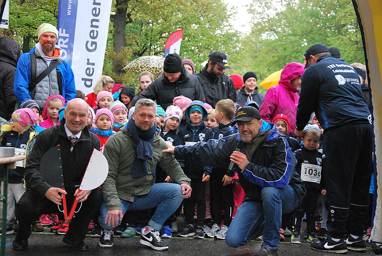 Armin Hauck (Mitte) und Klaus Friedrich (rechts) hatten vor zehn Jahren die Idee zum Lauf, Landrat Eberhard Nuß gab zum Jubiläum die Startklappe