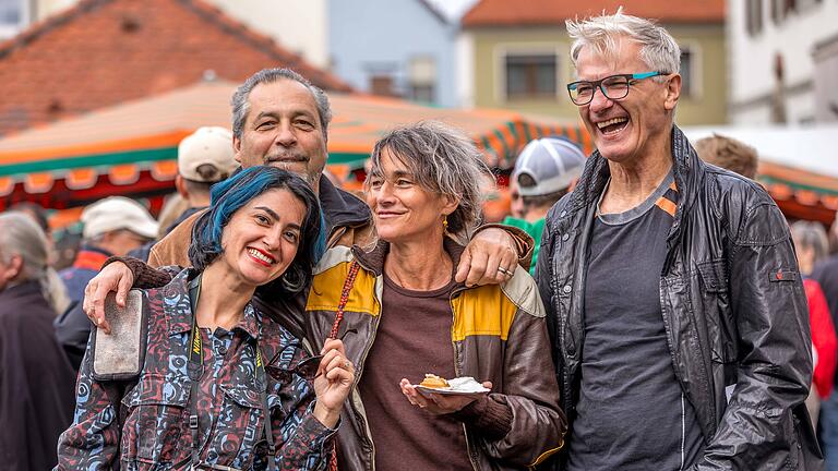 Fischmarkt Randersacker       -  Zahlreiche Menschen besuchen am Samstag (14.10.23) den Fischmarkt im Rathaushof in Randersacker. Bei Blasmusik und Federweiser gibt es frisch zubereiteten Fisch.