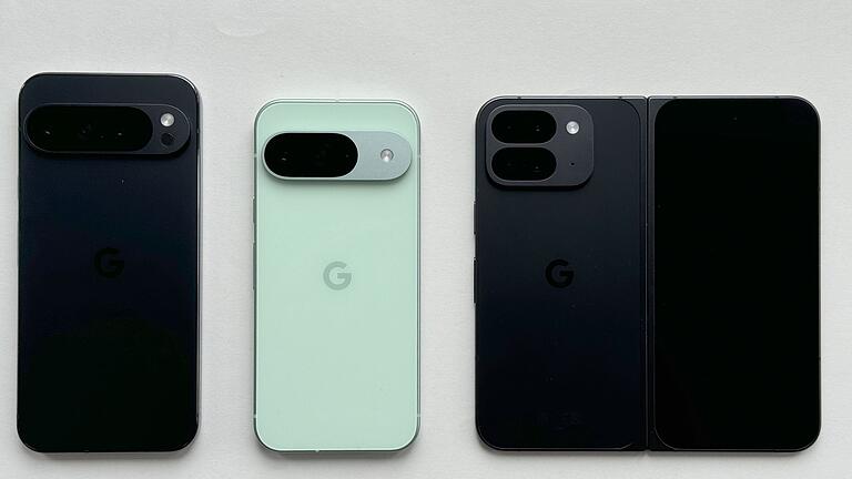 Google Pixel 9 Smartphones       -  Familie mit Farbtupfer: Das Pixel 9 Pro XL, Pixel 9 und Pixel 9 Pro Fold von Google (l-r).