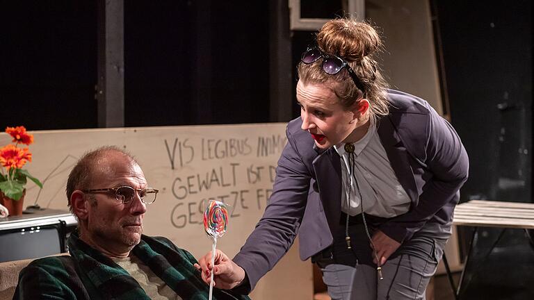 Heiko Schnierer, Mascha Obermeier spielen die Rollen in 'Travis Pine – Ein Mann des Volkes' am Sommerhaus Theater in Winterhausen.