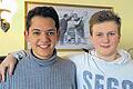 Kumpels: Gastschüler Guillermo Sandi Scott (links) aus Bolivien wohnt seit September bei Benjamin Schäffers Familie in Sommerach. Unser Bild zeigt die beiden im Alt-Berliner Biersalon auf dem Kurfürstendamm.