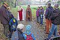 Auf einen Märchenspaziergang in die Lohrer Wöhrde machten sich Kurt Spielmann und Franziska Höcker mit Publikum und dem Märchen &ldquo;Schneeweißchen und Rosenrot&ldquo;.