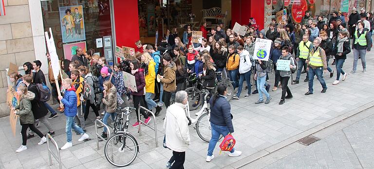 Rund 80 Teilnehmer demonstrierten in Schweinfurt zum vierten Mal für eine bessere Klimapolitik. Rund 80 Teilnehmer demonstrierten in Schweinfurt zum vierten Mal für eine bessere Klimapolitik.