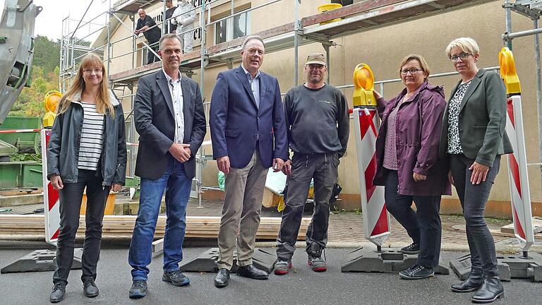 Die Sanierung der Turn- und Schützenhalle Marbach hat vor wenigen Tagen begonnen. Aus diesem Anlass verschaffte sich Bürgermeister Thomas Maertens mit den Beteiligten aus Verein, Ortschafts- und Gemeinderat sowie Stadtverwaltung einen Eindruck von den Arbeiten . Die Sanierung der Turn- und Schützenhalle Marbach hat vor wenigen Tagen begonnen. Aus diesem Anlass verschaffte sich Bürgermeister Thomas Maertens mit den Beteiligten aus Verein, Ortschafts- und Gemeinderat sowie Stadtverwaltung einen Eindruck von den Arbeiten .