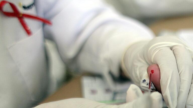 Weltweit leben nach Angaben der Deutschen Aidshilfe rund 37,9 Millionen Menschen mit HIV. In Unterfranken stecken sich nach Schätzungen von Experten jährlich 25 bis 30 Personen neu an. Weltweit leben nach Angaben der Deutschen Aidshilfe rund 37,9 Millionen Menschen mit HIV. In Unterfranken stecken sich nach Schätzungen von Experten jährlich 25 bis 30 Personen neu an.