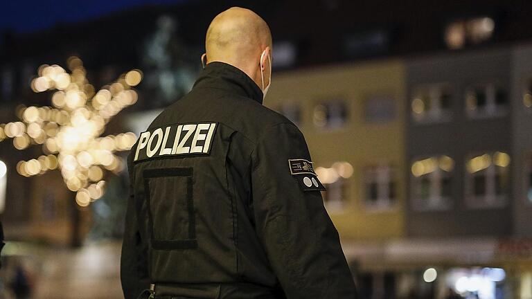 In ganz Unterfranken kontrollierten am Wochenende Polizeibeamte intensiv, ob sich die Bürger an die Vorschriften zur Eindämmung der Corona-Pandemie halten. Im Fokus der polizeilichen Kontrollen standen insbesondere die Überwachung der Kontakt-Beschränkungen, die Kontrolle der Ausgangssperre sowie die Maskenpflicht.&nbsp;