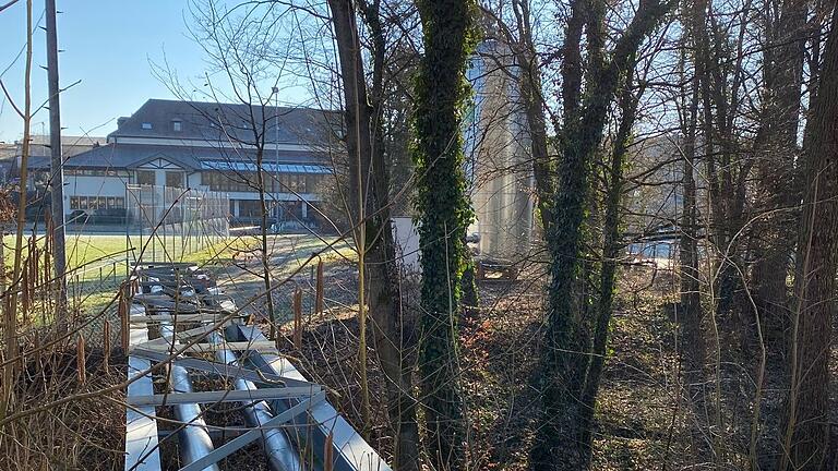 Über ein Nahwärmenetz versorgt die Biogasanlage in Mellrichstadt das Schwimmbad, die Oskar-Herbig-Halle (im Hintergrund), die Rhönmalz GmbH und das Schulareal in der Friedenstraße. Nun plant die Rhöngas GmbH die Einrichtung eines neuen Wärmenetzes am Hainberg. Über ein Nahwärmenetz versorgt die Biogasanlage in Mellrichstadt das Schwimmbad, die Oskar-Herbig-Halle (im Hintergrund), die Rhönmalz GmbH und das Schulareal in der Friedenstraße. Nun plant die Rhöngas GmbH die Einrichtung eines neuen Wärmenetzes am Hainberg.