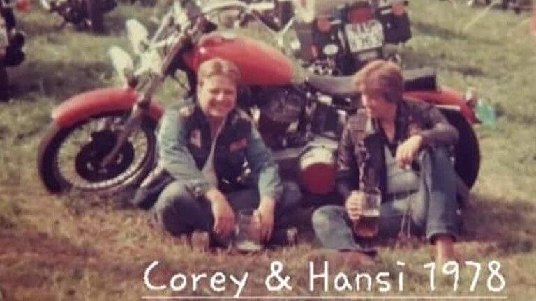 Ein Foto aus den Anfangsjahren ihrer Freundschaft: Corey Flagg und Hans Postler mit dem Motorrad, das sie zuvor in Postlers Keller auseinandergelegt und wieder zusammengebaut hatten.