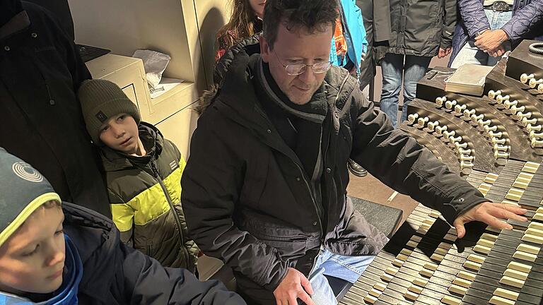 Domorganist demonstriert in einer Backstage-Tour die Würzburger Domorgel. Domorganist demonstriert in einer Backstage-Tour die Würzburger Domorgel.