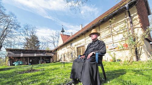 Kontaktfreudig: Bruder Jakobus Kaffanke auf der Einsiedelei Ramsberg bei Großschönach hat sich für ein Einsiedlerleben entschieden und sucht den Kontakt - zu Gott, zu seinem Inneren, aber auch zu den Menschen.