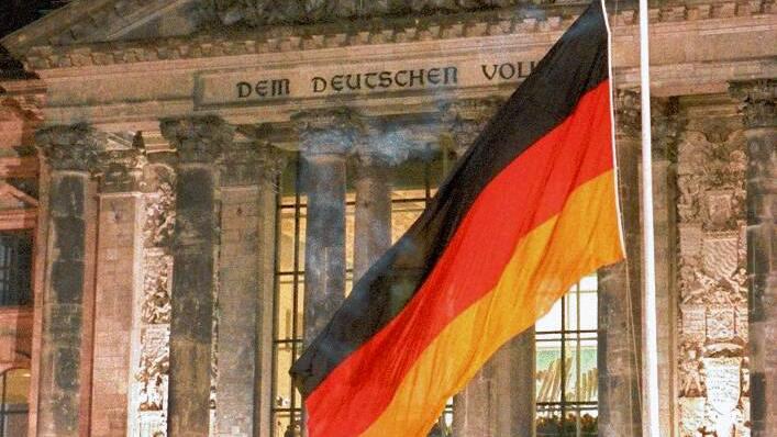 15 Jahre Einheit - Einheitsfeier am Reichstag 1990       -  Vor dem Reichstagsgebäude: Am 3. Oktober 1990 hissten junge Sportler vor einer jubelnden Menge die deutsche Flagge.