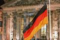 15 Jahre Einheit - Einheitsfeier am Reichstag 1990       -  Vor dem Reichstagsgebäude: Am 3. Oktober 1990 hissten junge Sportler vor einer jubelnden Menge die deutsche Flagge.