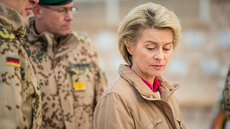 Verteidigungsministerin Ursula von der Leyen       -  ARCHIV - Verteidigungsministerin Ursula von der Leyen (CDU) besucht am 22.12.2016 während einer eintägigen Reise im Camp Marmal in Masar-i-Scharif (Afghanistan) den Ehrenhain für gefallene Soldaten.