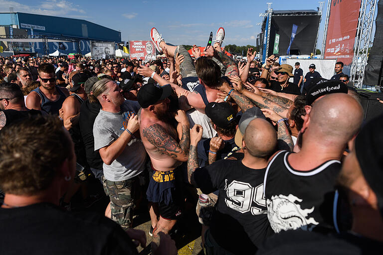 Manche Musiker ließen sich von ihren Fans auf Händen tragen.