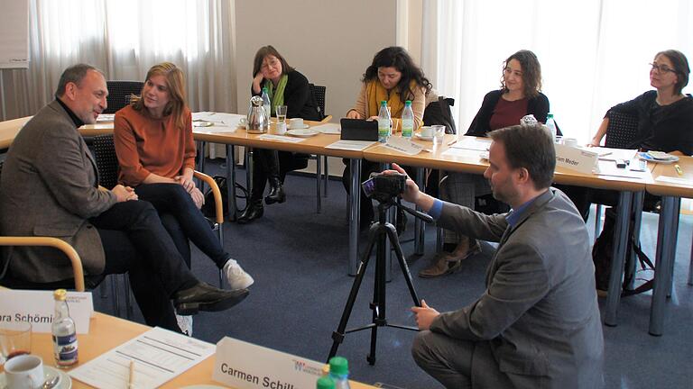 Probten eine Interviewsituation vor der Kamera (von links): Referent Bernd Weber als Journalist im Gespräch mit der Interviewpartnerin Karoline Ruf, stellvertretende&nbsp; CSU-Bezirksvorsitzende, sowie Referent Falk Wellmann als Kameramann.