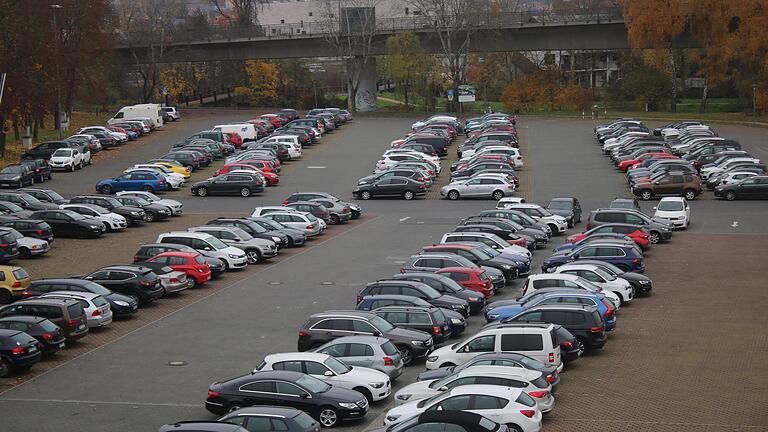 Die Mainlände in Lohr ist ein beliebter Parkplatz, nicht zuletzt bei Pendlern. Bisher war das Parken dort kostenfrei. Das wird sich teilweise ändern.