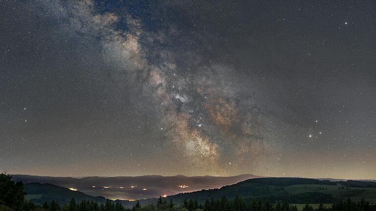 Wie schön der Rhöner Sternenhimmel ist, zeigt diese Aufnahme von Steffen Kossatz von der Wasserkuppe Richtung Süden&nbsp; im Vordergrund. Der Himmel mit der Milchstraße dazu wurde getrennt mit unterschiedlichen Einstellungen aufgenommen. Die Landschaft setzt sich aus drei Belichtungen mit 20mm zusammen, der Himmel ist ein kleines Panorama aus drei Hochkant-Bildern, ebenfalls mit 20mm Brennweite. In der Bildbearbeitung sind alle Bilder zusammengefügt worden.