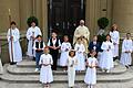 Zum Erinnerungsfoto mit Pater Philippus, Diakon  Uwe Rebitzer und den Ministranten vor dem Kirchenportal stellten sich die Kommunionkinder (hinten von links) Julius Trautmann, Rene Town, Leni Lechner, Clara Rosenbaum, Nick Oddoy (alle Wiesentheid), Nele Witte (Reupelsdorf), (vorne von links) Magdalena Henneberger (Wiesentheid), Margarete Reen, Mia-Sophie Schröder (beide Castell) auf.