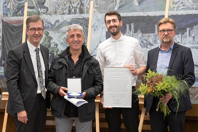 Verleihung der Medaille und Urkunde an Würzburg KUlturS (von links): Christian Schuchardt (OB der Stadt Würzburg), Nuri Sağlam, Barış Yüksel und Achim Könnecke (Kulturreferent der Stadt Würzburg). Verleihung der Medaille und Urkunde an Würzburg KUlturS (von links): Christian Schuchardt (OB der Stadt Würzburg), Nuri Sağlam, Barış Yüksel und Achim Könnecke (Kulturreferent der Stadt Würzburg).