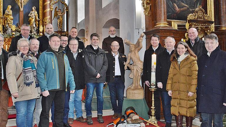 Auch das gehört zum Sebastianstag: Ein gemeinsames Gruppenbild mit Schulleiter Christof Welzenbach (Forstschule Lohr), Bürgermeisterin Lioba Zieres (Obersinn), Forstbetriebsleiter Daniel Zippert (Bayerische Staatsforsten Hammelburg), Forstbetriebs... - Auch das gehört zum Sebastianstag: Ein gemeinsames Gruppenbild mit Schulleiter Christof Welzenbach (Forstschule Lohr), Bürgermeisterin Lioba Zieres (Obersinn), Forstbetriebsleiter Daniel Zippert (Bayerische Staatsforsten Hammelburg), Forstbetriebsleiter Heiko Stölzner (Bayerische Staatsforsten Bad Königshofen), Bürgermeister Björn Denner (Oberelsbach), Bürgermeister Thomas Fischer (Nordheim/Rhön), Bürgermeister Michael Kraus (Mellrichstadt), Gotthard Schwender (Organisator), Innenstaatssekretär Sandro Kirchner (Premich), Landrat Thomas Bold (Bad Kissingen), Landrätin Sabine Sitter (Main-Spessart), Bürgermeister Georg Seiffert (Bischofsheim), Bürgermeister Johannes Wagenpfahl (Gräfendorf), sowie (hinten von links) Bürgermeister Fridolin Link (Hausen), Bürgermeister Stefan Kießner (Oberstreu), Bürgermeister Mario Götz (Oberthulba) und Pater Korbinian. Auch das gehört zum Sebastianstag: Ein gemeinsames Gruppenbild mit Schulleiter Christof Welzenbach (Forstschule Lohr), Bürgermeisterin Lioba Zieres (Obersinn), Forstbetriebsleiter Daniel Zippert (Bayerische Staatsforsten Hammelburg), Forstbetriebs... - Auch das gehört zum Sebastianstag: Ein gemeinsames Gruppenbild mit Schulleiter Christof Welzenbach (Forstschule Lohr), Bürgermeisterin Lioba Zieres (Obersinn), Forstbetriebsleiter Daniel Zippert (Bayerische Staatsforsten Hammelburg), Forstbetriebsleiter Heiko Stölzner (Bayerische Staatsforsten Bad Königshofen), Bürgermeister Björn Denner (Oberelsbach), Bürgermeister Thomas Fischer (Nordheim/Rhön), Bürgermeister Michael Kraus (Mellrichstadt), Gotthard Schwender (Organisator), Innenstaatssekretär Sandro Kirchner (Premich), Landrat Thomas Bold (Bad Kissingen), Landrätin Sabine Sitter (Main-Spessart), Bürgermeister Georg Seiffert (Bischofsheim), Bürgermeister Johannes Wagenpfahl (Gräfendorf), sowie (hinten von links) Bürgermeister Fridolin Link (Hausen), Bürgermeister Stefan Kießner (Oberstreu), Bürgermeister Mario Götz (Oberthulba) und Pater Korbinian.