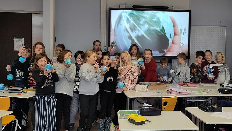 Die Schülerinnen und Schüler der Klasse 5b freuen sich über ihre selbst gebastelten Globusse.