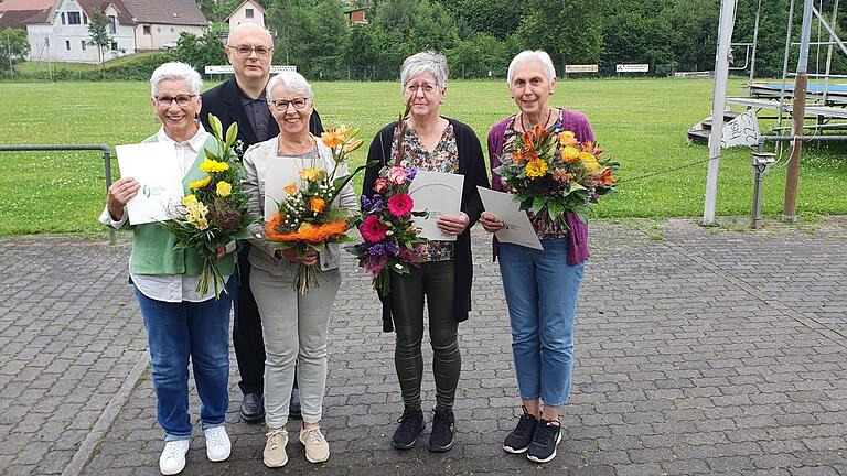 Die langjährigen Seniorenbeauftragten wurden von Pfarrer Grütz geehrt.