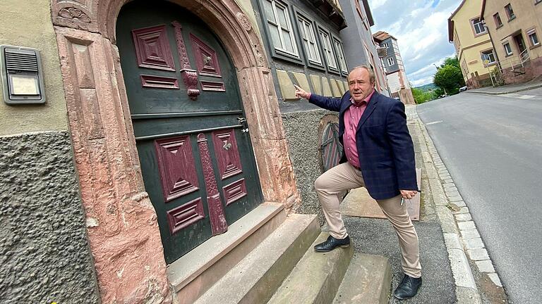 Rienecks Bürgermeister Sven Nickel möchte durch das Sanierungsprogramm auch stadtbildprägende Leerstände wie das Haus in der Hauptstraße 4 wiederbeleben.