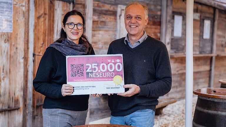 Kassiererin Theresia Griebel und 1. Vorsitzender Guido Vorndran vom Förderverein des Stadtmarketing NES e. V. freuen sich über die Neuerungen bei der Weihnachtsverlosung in Bad Neustadt 2024. Auf dem Foto fehlt der 2. Vorsitzende Peter Dietz.