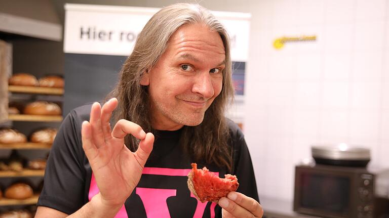 Schmeckt: J.B.O.-Drummer Wolfram Kellner ist begeistert vom pinken Brot. Schmeckt: J.B.O.-Drummer Wolfram Kellner ist begeistert vom pinken Brot.
